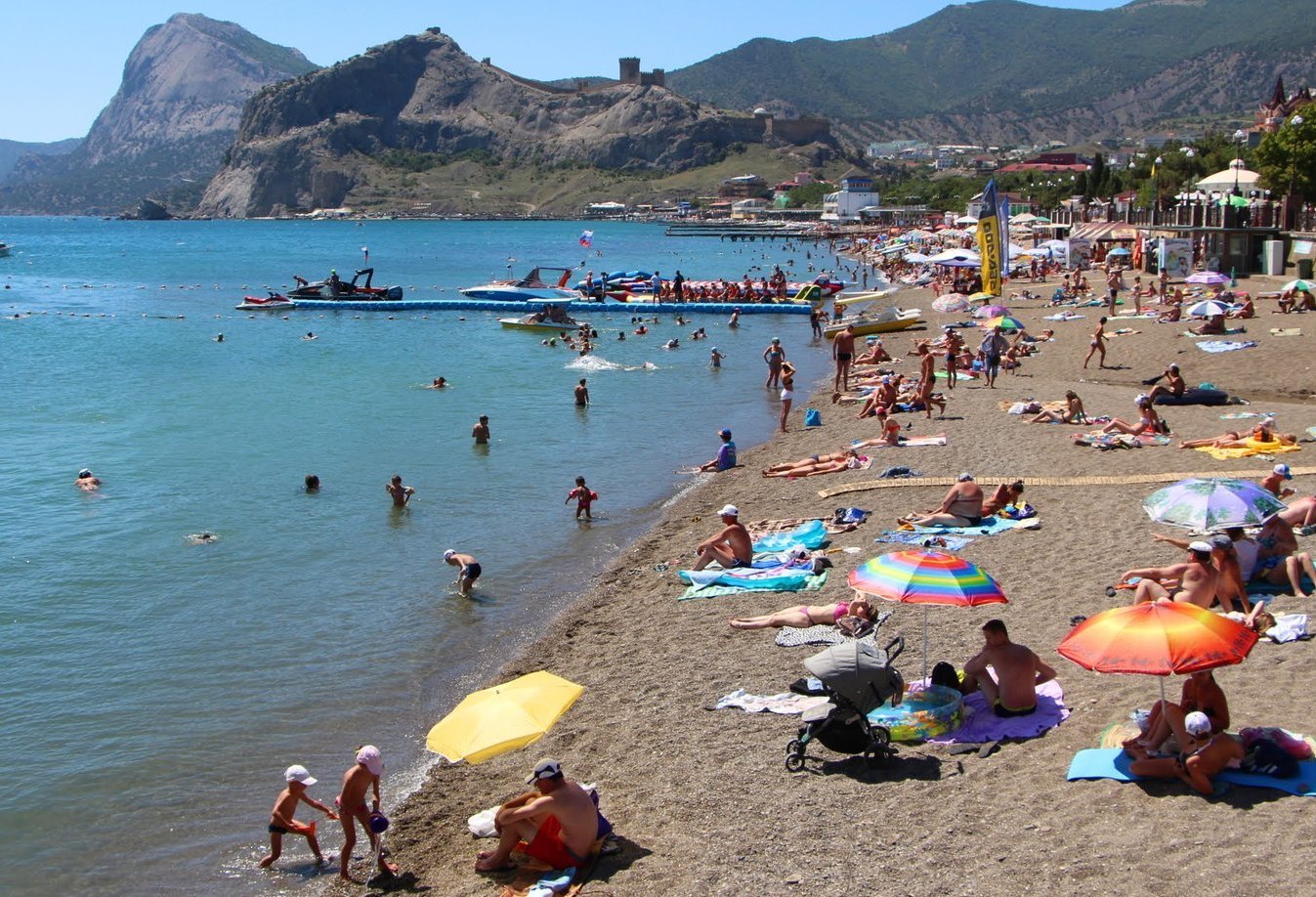 Пляж черного моря в Судаке